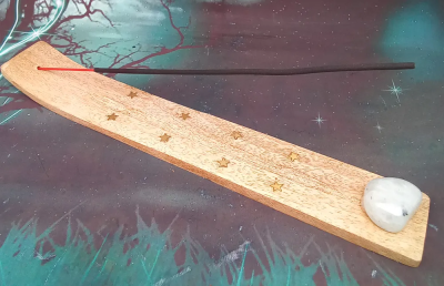 Beauty of wood and power of stones for this superb incense holder