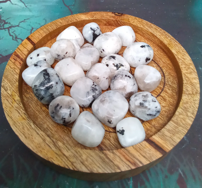 Use the energetic properties of stones to restore your balance from both a physical and mental point of view