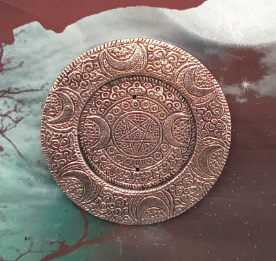 En couleur argent antique, un accessoire indispensable pour vos encens